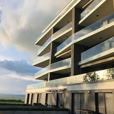 Lela Lakeside A Vizek Szerelmeseinek アパート *