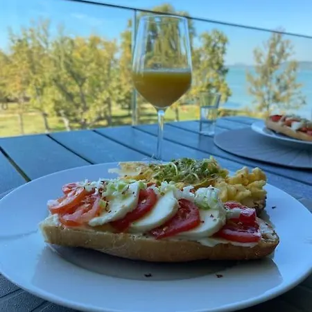 Lela Lakeside A Vizek Szerelmeseinek アパート *