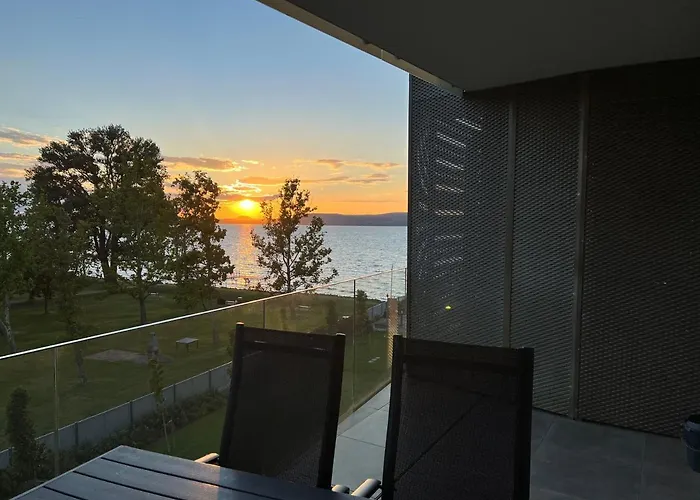 Lela Lakeside A Vizek Szerelmeseinek Balatonlelle