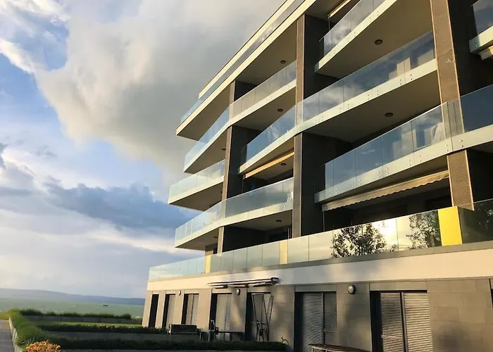 Lela Lakeside A Vizek Szerelmeseinek Apartmán *