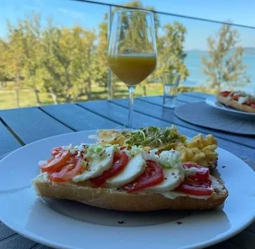 Lela Lakeside A Vizek Szerelmeseinek Apartmán *